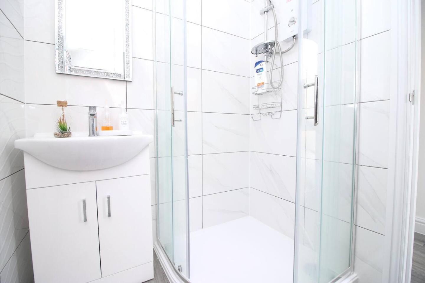 Modern Guesthouse, Fast Wi-Fi, Street Free Parking, Central, Fully Equipped Cardiff Exterior photo