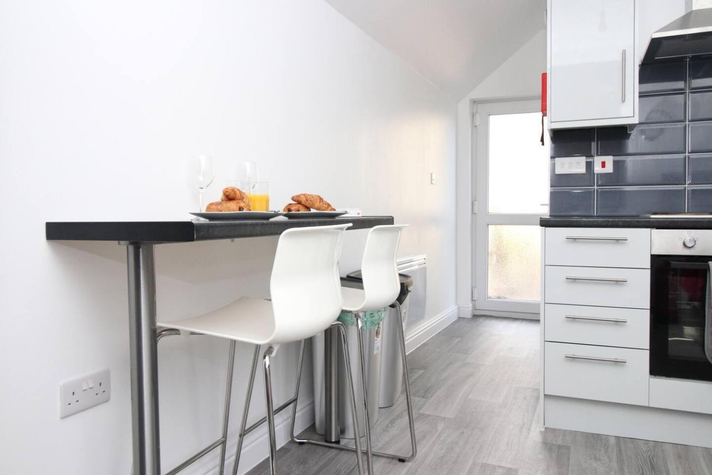 Modern Guesthouse, Fast Wi-Fi, Street Free Parking, Central, Fully Equipped Cardiff Exterior photo