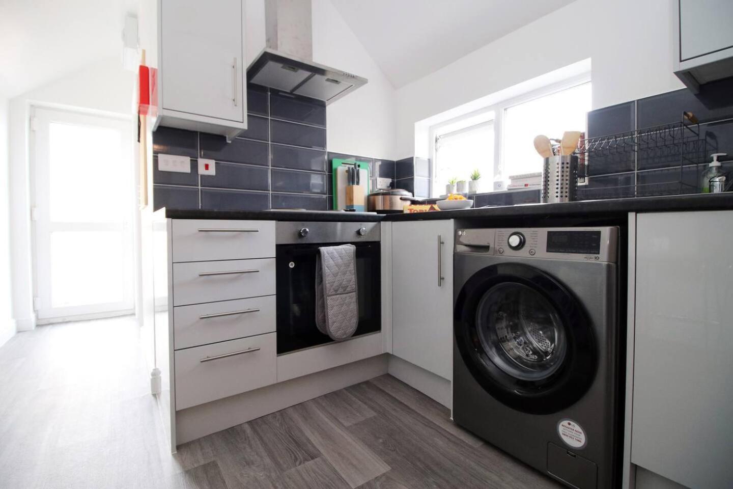 Modern Guesthouse, Fast Wi-Fi, Street Free Parking, Central, Fully Equipped Cardiff Exterior photo