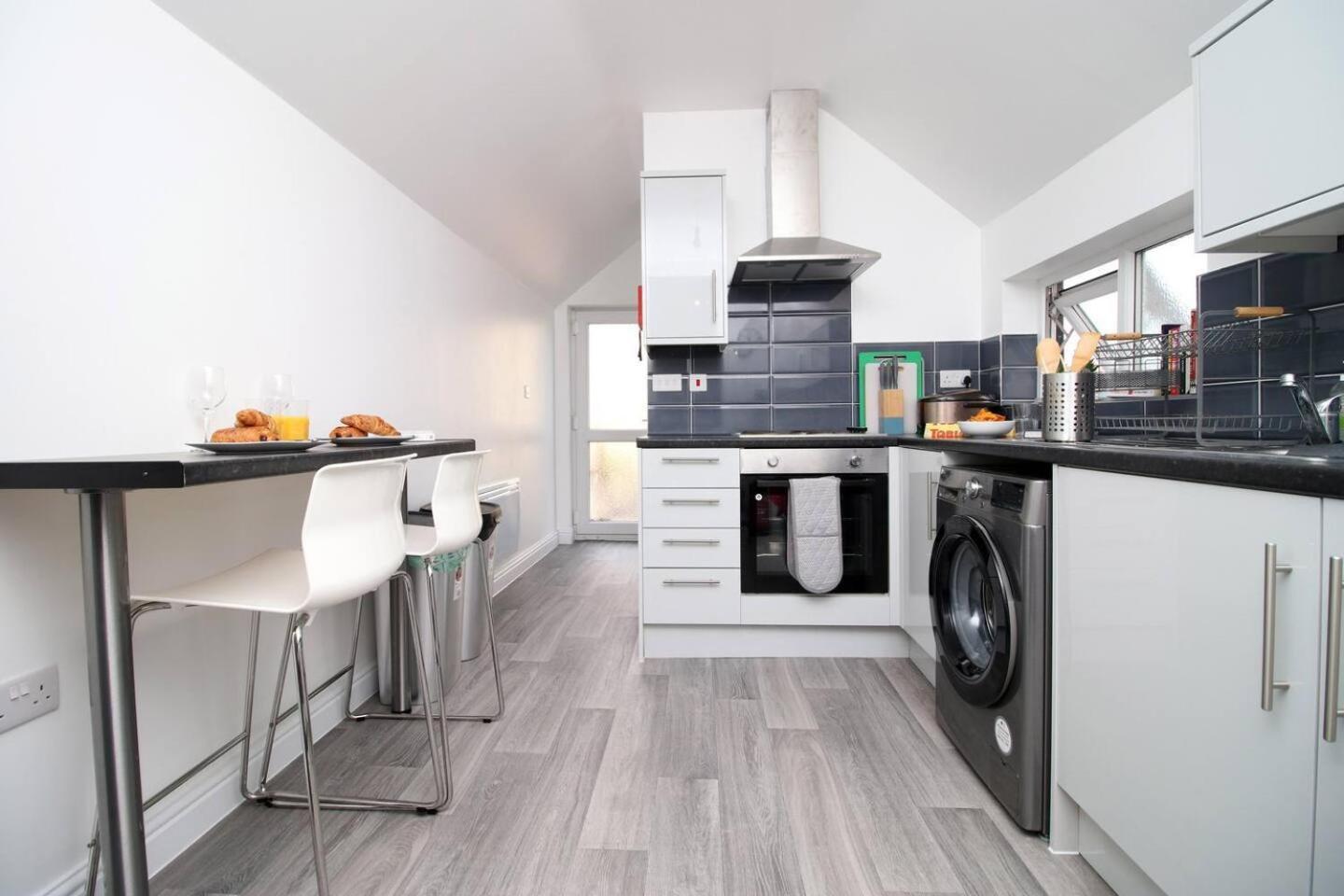 Modern Guesthouse, Fast Wi-Fi, Street Free Parking, Central, Fully Equipped Cardiff Exterior photo