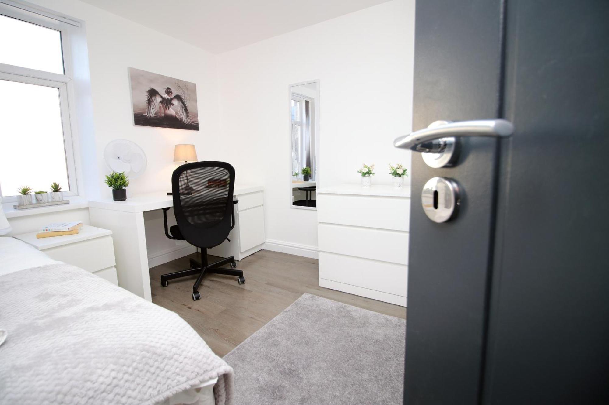 Modern Guesthouse, Fast Wi-Fi, Street Free Parking, Central, Fully Equipped Cardiff Exterior photo
