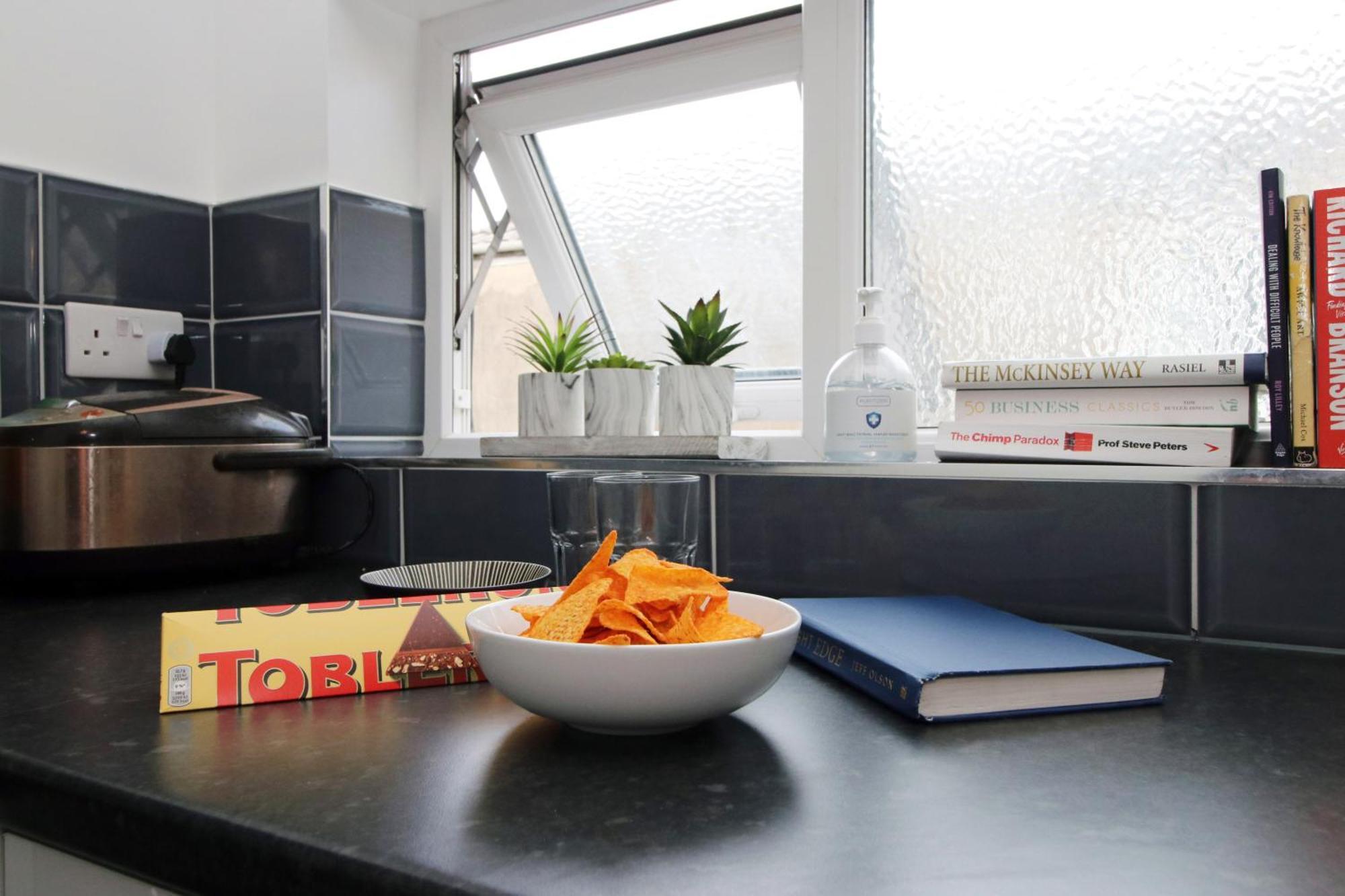 Modern Guesthouse, Fast Wi-Fi, Street Free Parking, Central, Fully Equipped Cardiff Exterior photo