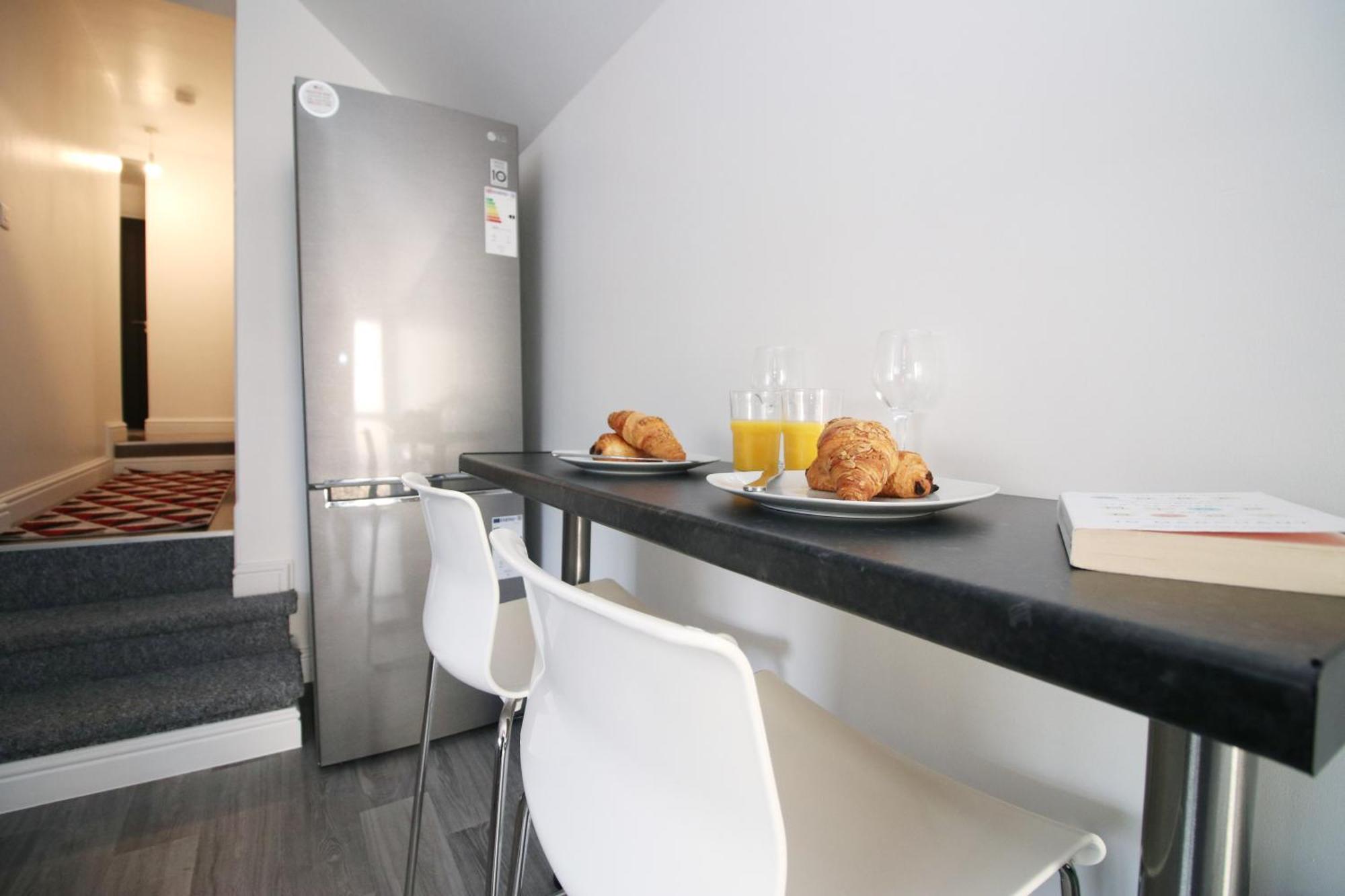 Modern Guesthouse, Fast Wi-Fi, Street Free Parking, Central, Fully Equipped Cardiff Exterior photo
