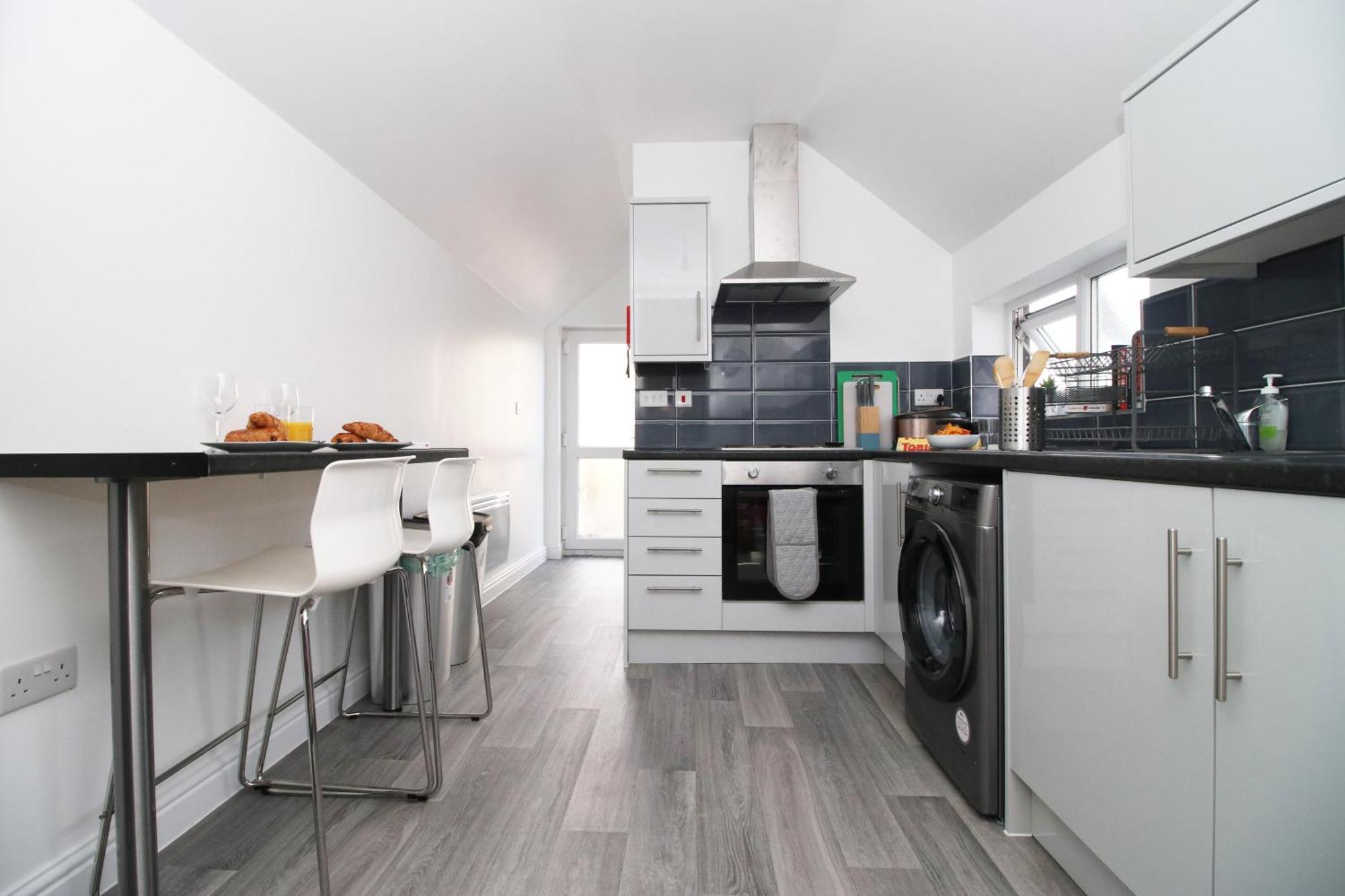 Modern Guesthouse, Fast Wi-Fi, Street Free Parking, Central, Fully Equipped Cardiff Exterior photo